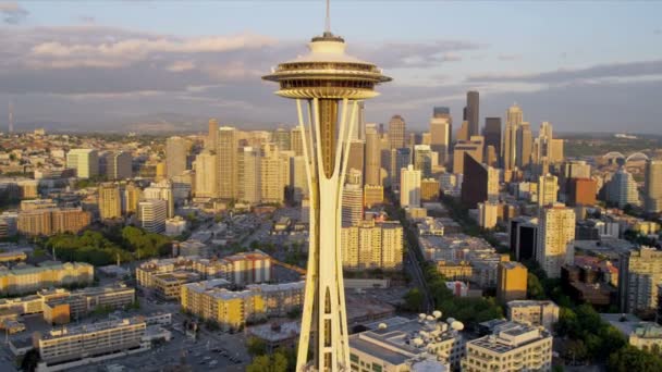 Aerial sunset view Space Needle Observation tower, Seattle, USA — Stock Video