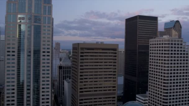 Vista aérea de perto do crepúsculo no centro de Columbia Centre, Seattle, EUA — Vídeo de Stock