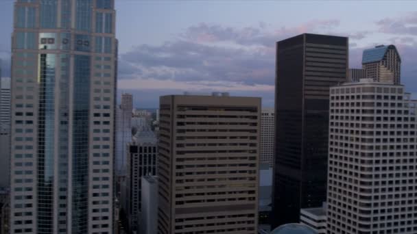 Vue aérienne rapprochée du crépuscule au centre-ville de Columbia Centre, Seattle, USA — Video