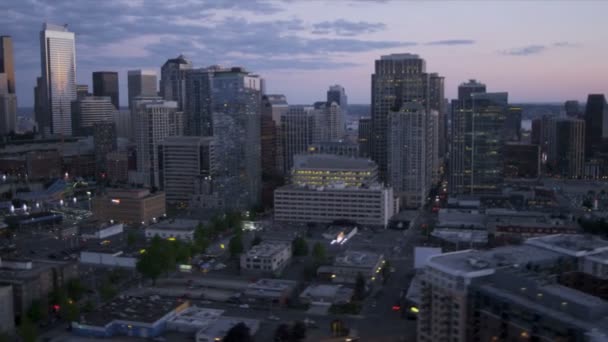 Luchtfoto wolkenkrabber weergave centrum kosmopolitische stad van seattle, usa — Stockvideo