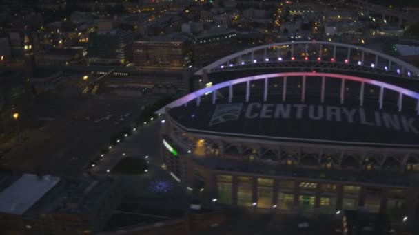 Vista aérea iluminada CenturyLink Field, Safeco Field Baseball Stadium, Seattle, EE.UU. — Vídeo de stock