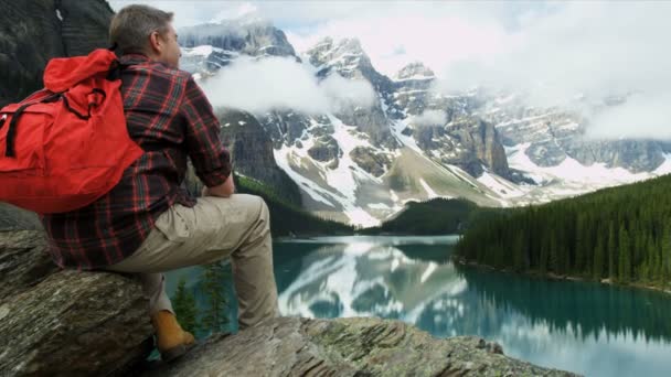 Male hiker enjoying majestic scenery — Stock Video