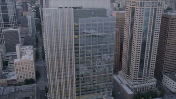 Vista aérea do crepúsculo Business District Skyscrapers, Seattle, EUA — Vídeo de Stock