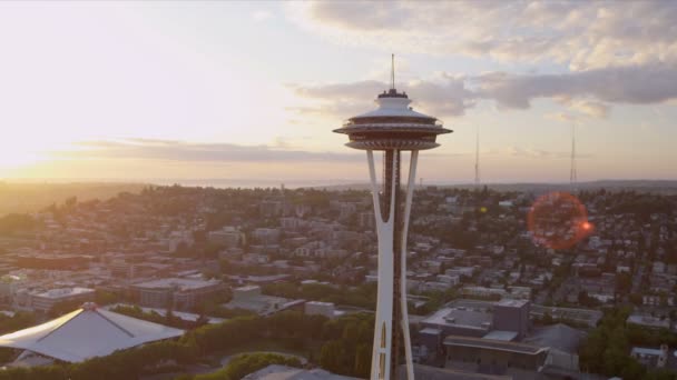 Vista aérea del atardecer Space Needle Observation tower, Seattle, EE.UU. — Vídeo de stock