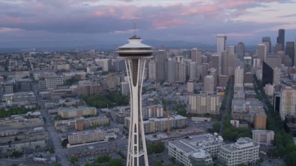 Вид на закат с воздуха Space Needle downtown, Seattle, USA — стоковое видео