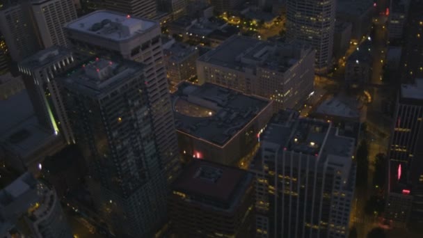 Antenne beleuchtet close up Wolkenkratzer Dachblick Seattle, Vereinigte Staaten — Stockvideo