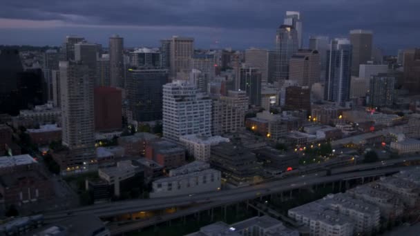 Aerial dusk view city coastal skyscrapers Alaskan Way Viaduct, Seattle, USA — Stock Video