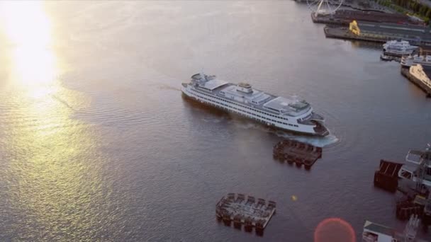 Ferry bij terminalof Waterfront Park, Seattle — Stockvideo