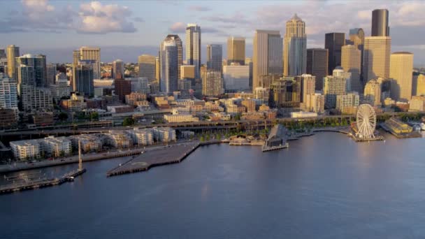 Vista aérea del atardecer Waterfront Park Downtown Seattle, Estados Unidos — Vídeos de Stock