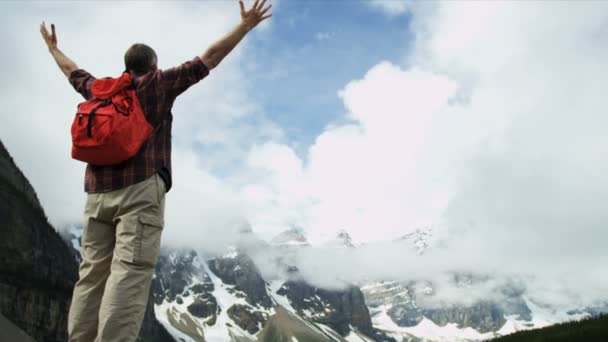 Hombre excursionista disfrutando del éxito — Vídeos de Stock