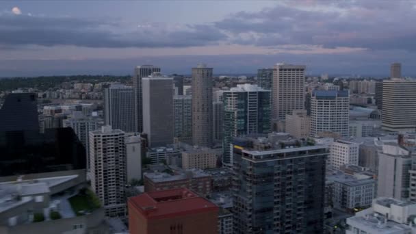 Vista aérea al atardecer del centro de negocios y finanzas de Seattle, EE.UU. — Vídeos de Stock