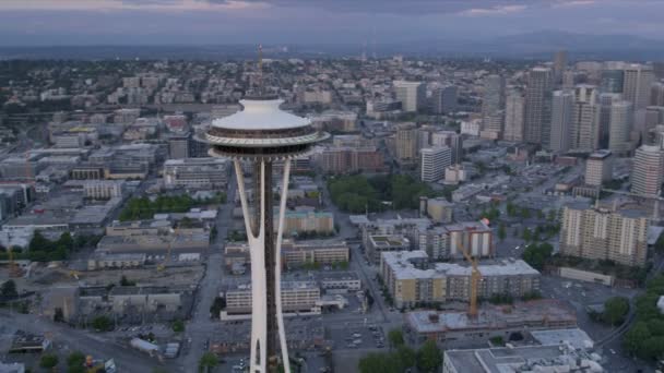 Aerial sunset view Space Needle Observation tower, Seattle, USA — Stock Video