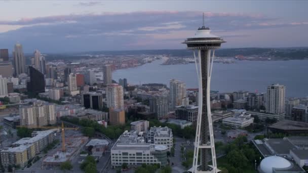 Aerial sunset view Space Needle Observation tower, Seattle, USA — Stock Video