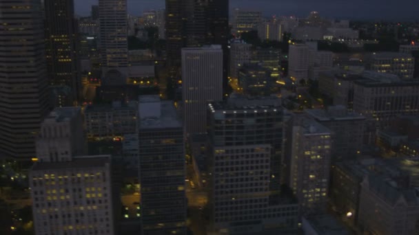 Antena zmierzchu oświetlony widok centrum finansów centrum seattle, Stany Zjednoczone Ameryki — Wideo stockowe