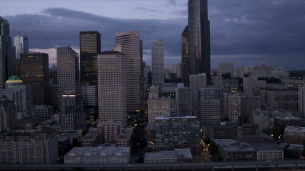 Vista aérea do entardecer de Downtown Columbia Centre, Seattle, EUA — Vídeo de Stock