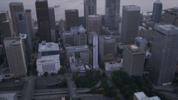Seattle gökdelenler kıyı feribot, hava, şehir merkezindeki alacakaranlıkta görünümünü, ABD — Stok video