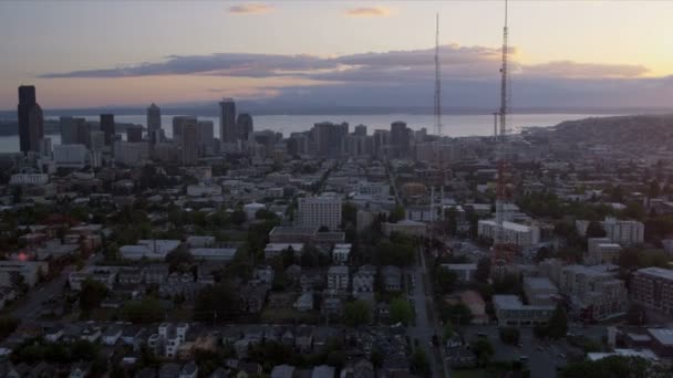 Luchtfoto zonsondergang downtown seattle 3 televisie masten usa — Stockvideo