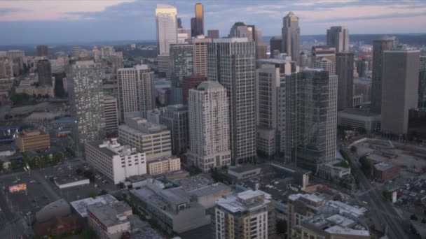 Vista aérea del rascacielos al atardecer Ciudad Metropolitana Seattle, Estados Unidos — Vídeo de stock