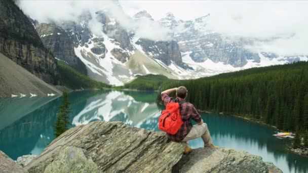 Hombre excursionista ver el lago Moraine — Vídeos de Stock