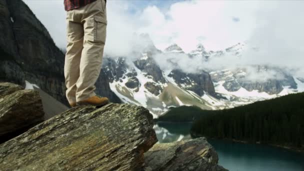 男性的徒步旅行者查看冰碛湖 — 图库视频影像