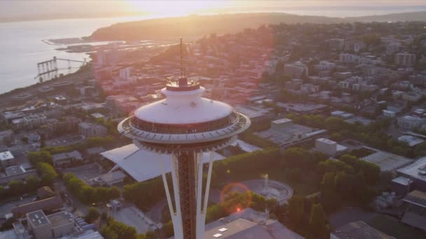 Вид на закат с воздуха Башня космической иглы, Сиэтл, США — стоковое видео