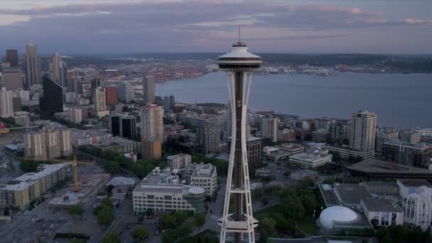 Vista aérea do pôr do sol Space Needle no centro da cidade, Seattle, EUA — Vídeo de Stock