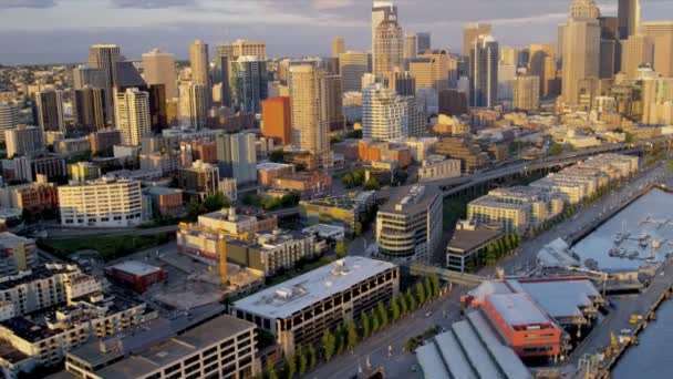 Vista aérea al atardecer de Skyline Downtown Seattle, Estados Unidos — Vídeos de Stock