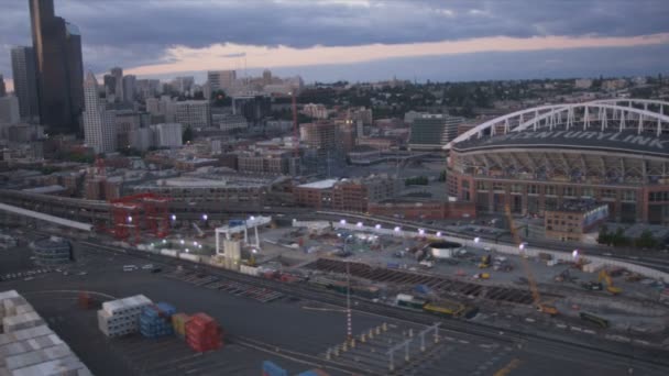 Vista aérea CenturyLink Field and Baseball Stadium y muelles Seattle, Estados Unidos — Vídeo de stock