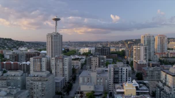 Vista aérea do pôr do sol Space Needle no centro da cidade, Seattle, EUA — Vídeo de Stock