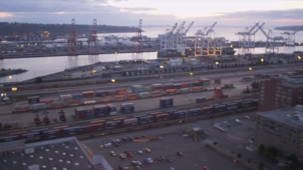 Légifelvételek konténerszállító hajó kikötő sziget konténer kikötő seattle, Amerikai Egyesült Államok — Stock videók