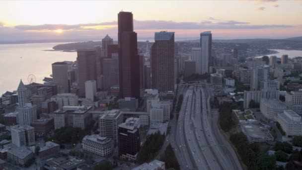 Vista aérea del rascacielos al atardecer Columbia Centre, Seattle, EE.UU. , — Vídeo de stock