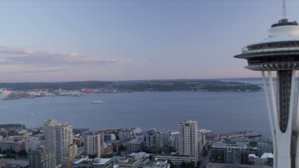 Vista aérea del atardecer Space Needle Observation tower, Seattle, EE.UU. — Vídeo de stock