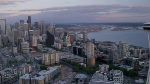 Vista aérea del atardecer Space Needle Observation tower, Seattle, EE.UU. — Vídeo de stock