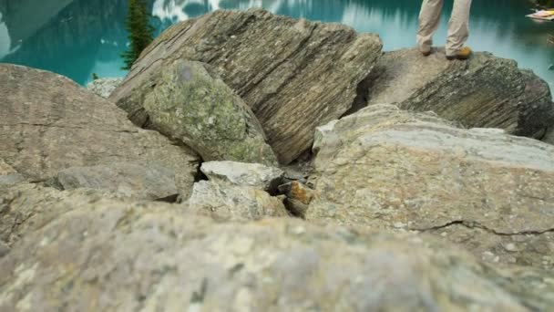 Male hiker viewing Lake Moraine — Stock Video