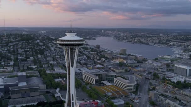 Aerial sunset view Space Needle Observation tower, Seattle, USA — Stock Video