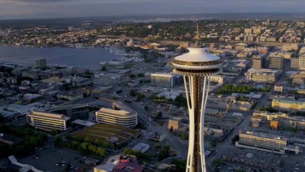 Vista aérea do pôr do sol Space Needle no centro da cidade, Seattle, EUA — Vídeo de Stock