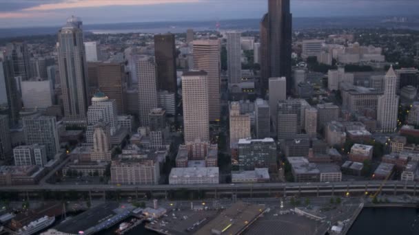 Antenne Innenstadt Sonnenuntergang Ansicht Columbia Zentrum Seattle, Vereinigte Staaten — Stockvideo