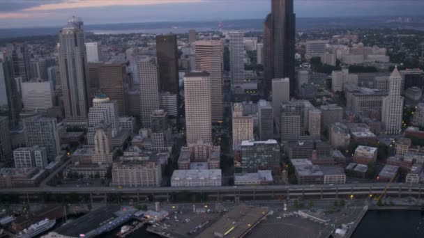 Luchtfoto centrum zonsondergang columbia centrum seattle, usa — Stockvideo