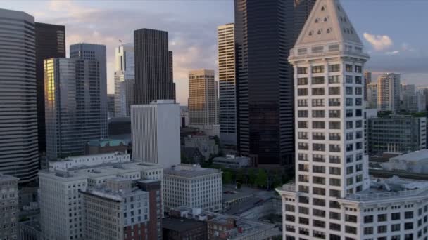 Zonsondergang luchtfoto smith toren downtown seattle, usa — Stockvideo