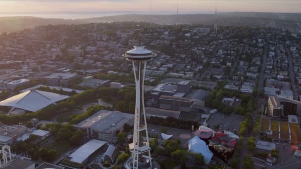 Vista aérea del atardecer Seattle Space Needle Elliot Bay, EE.UU. — Vídeo de stock