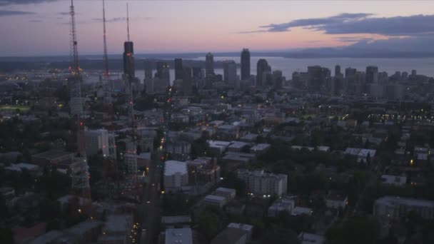 Вид на закат с воздуха Seattle, Queen Anne Hill и 3 телевизионные мачты, США — стоковое видео