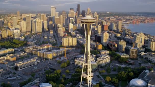 Luftbild bei Sonnenuntergang Innenstadt Seattle Space Nadel, USA — Stockvideo