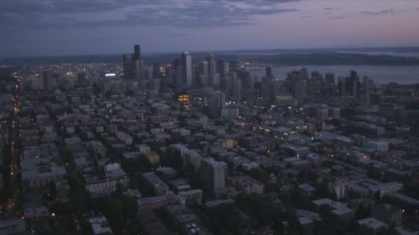 Hava günbatımı görünümünü seattle şehir gökdelenler İş Merkezi, ABD — Stok video