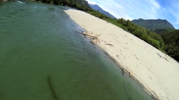 Letecký pohled na tyrkysové řeky vody lesní divočiny rotoru čepel stín — Stock video