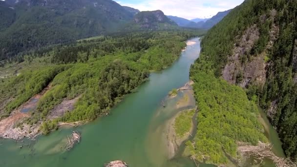 Vista aérea montanha lago e rio boca floresta deserto — Vídeo de Stock