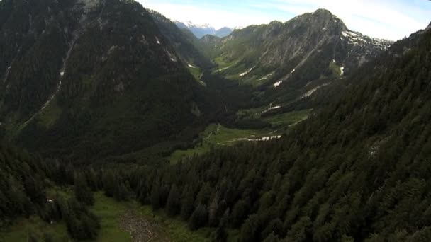 Luftaufnahme abgelegene Gebirgstal Wildnis Region, Kanada — Stockvideo