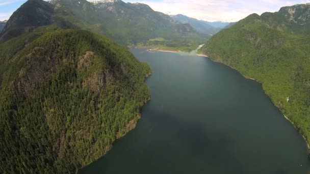 Luchtfoto berg meer en rivier mond bos wildernis — Stockvideo