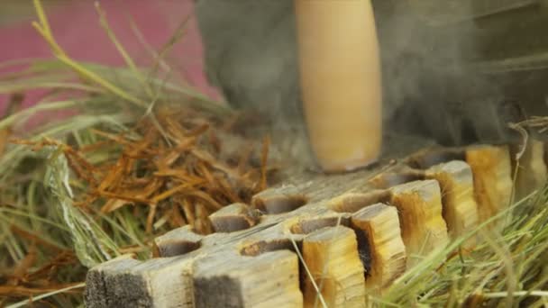 Taladro hecho a mano en el tablero de fuego o el zócalo para crear fuego — Vídeo de stock