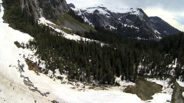 Widok z lotu ptaka ekstremalnych terenu góry skaliste — Wideo stockowe