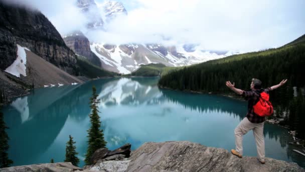 Hombre excursionista disfrutando del éxito — Vídeo de stock